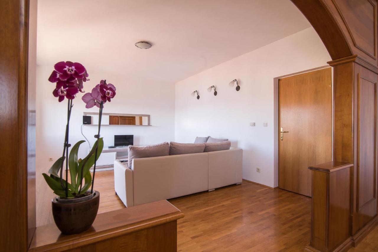 Apartman Josipa โตรกีร์ ภายนอก รูปภาพ
