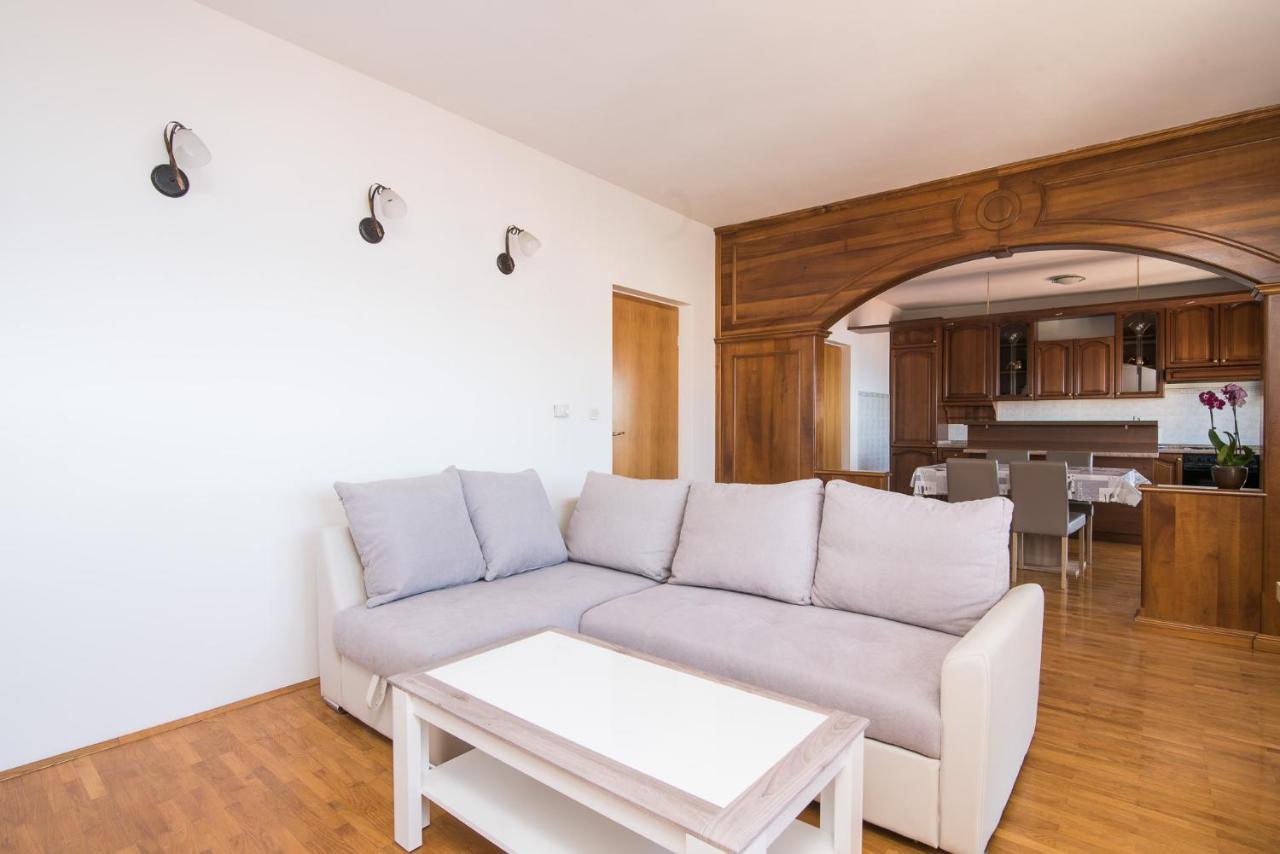 Apartman Josipa โตรกีร์ ภายนอก รูปภาพ