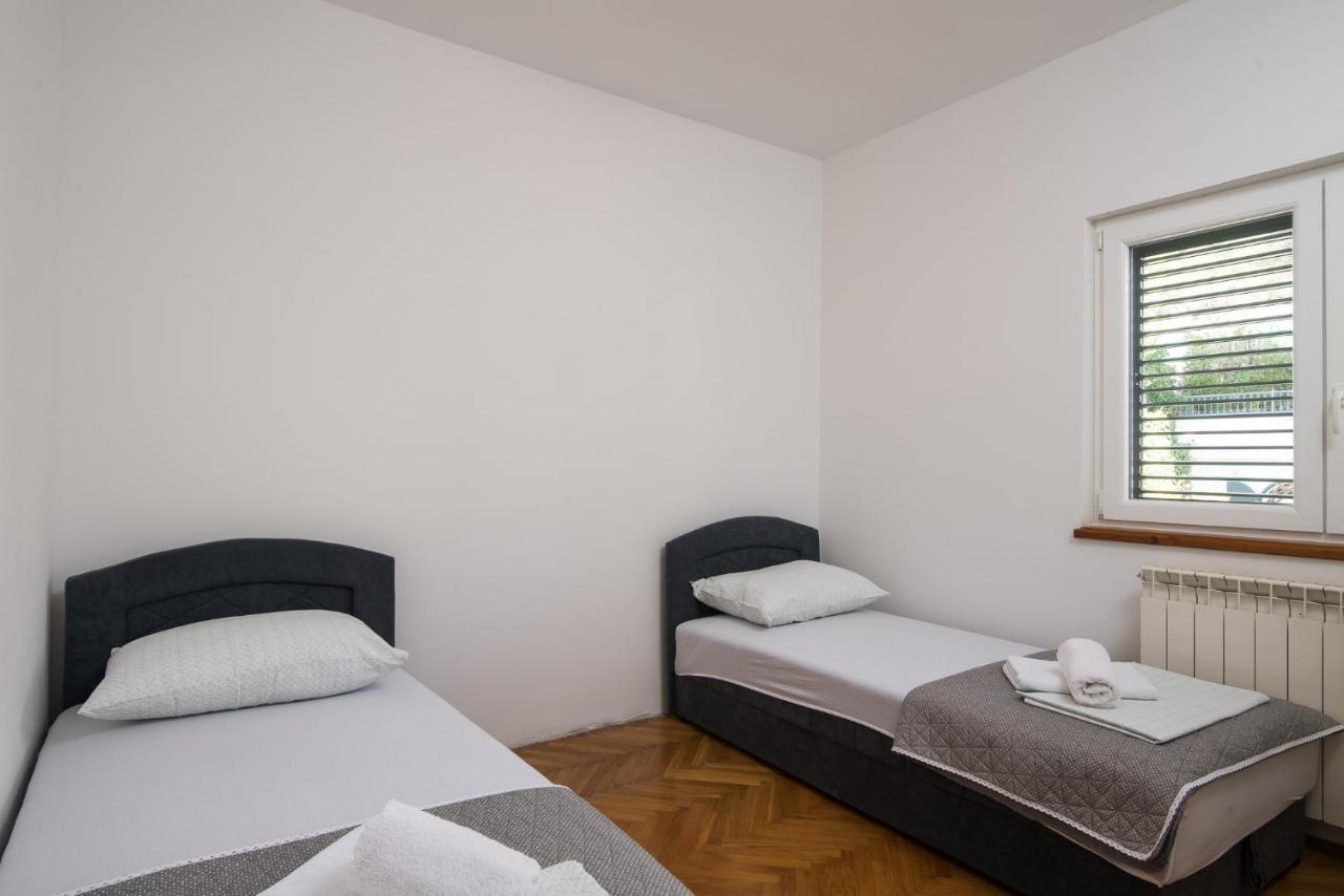 Apartman Josipa โตรกีร์ ภายนอก รูปภาพ